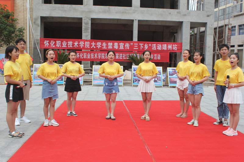 1530865390047073533.jpg 省禁毒宣传曲《我想》合唱照.jpg